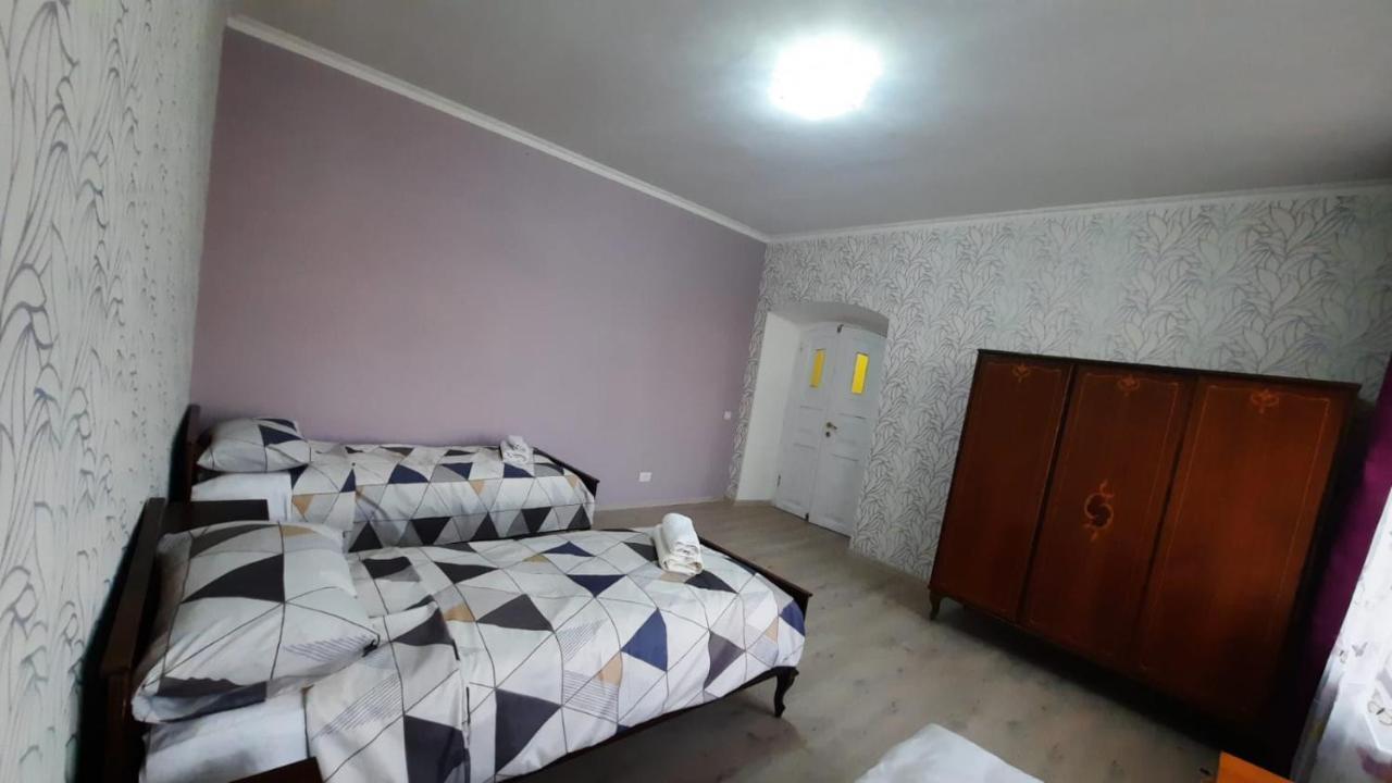 Old Arch Hotel Gjoumri Szoba fotó