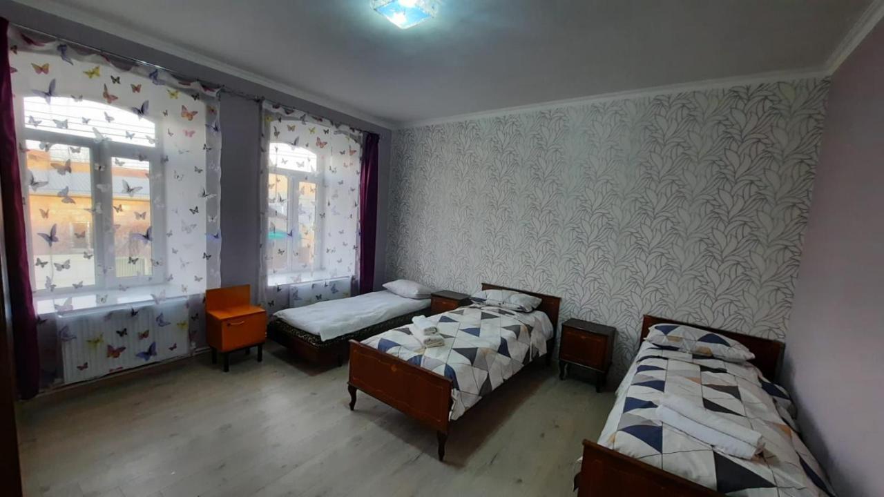 Old Arch Hotel Gjoumri Szoba fotó